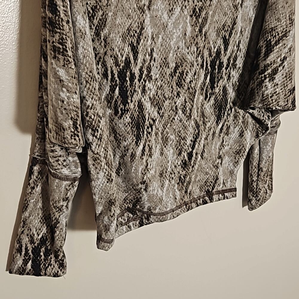 NWT Elan Snake Printed Dolman Top Sz Medium in Taupe - Picture 8 of 9